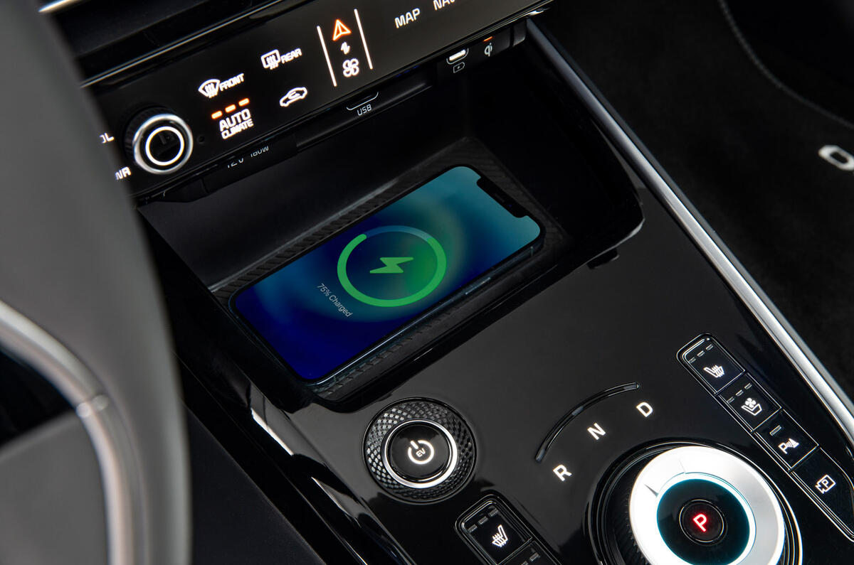 92 Kia Niro EV 2022 official reveal Europe wireless phone charging