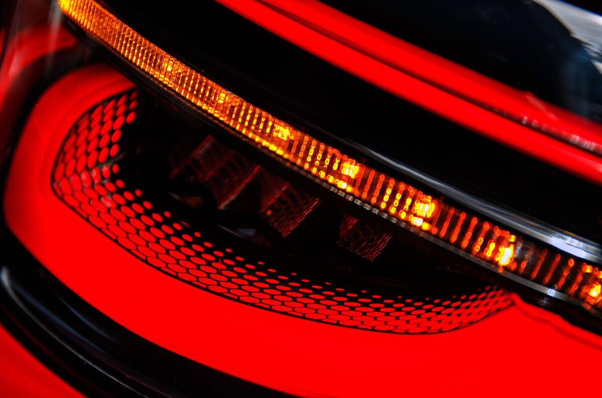 Land Rover Discovery Sport 2019 official reveal - rear lights