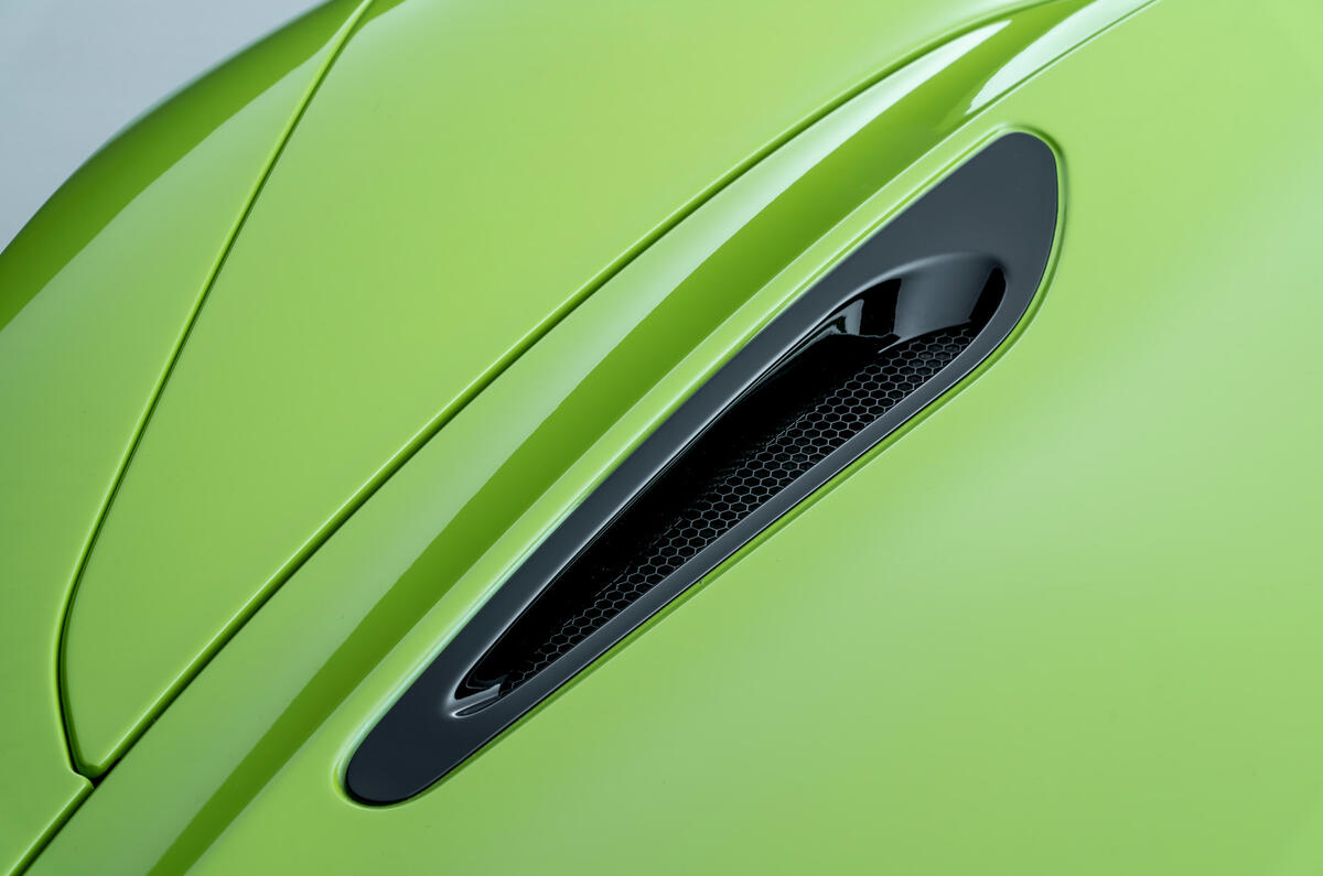 92 McLaren 765LT Spider studio vents