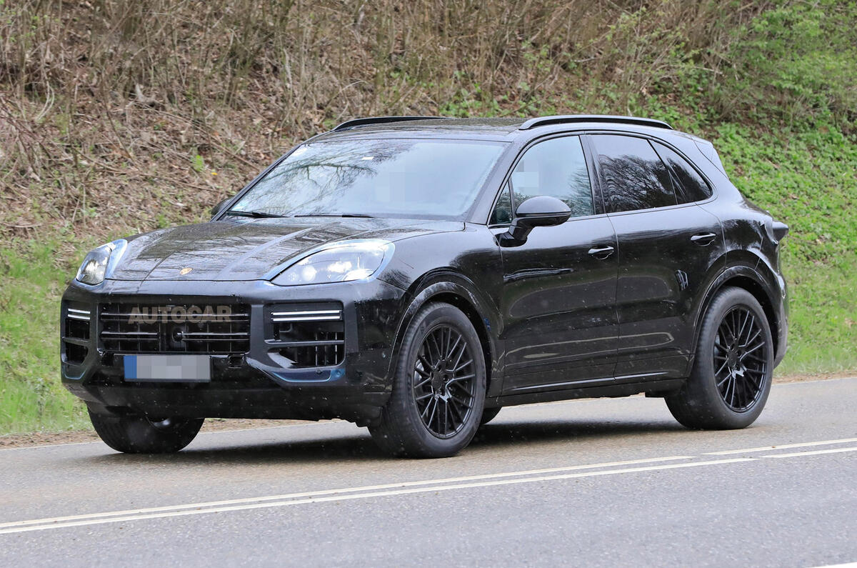 92 Porsche Cayenne 2022 spies front