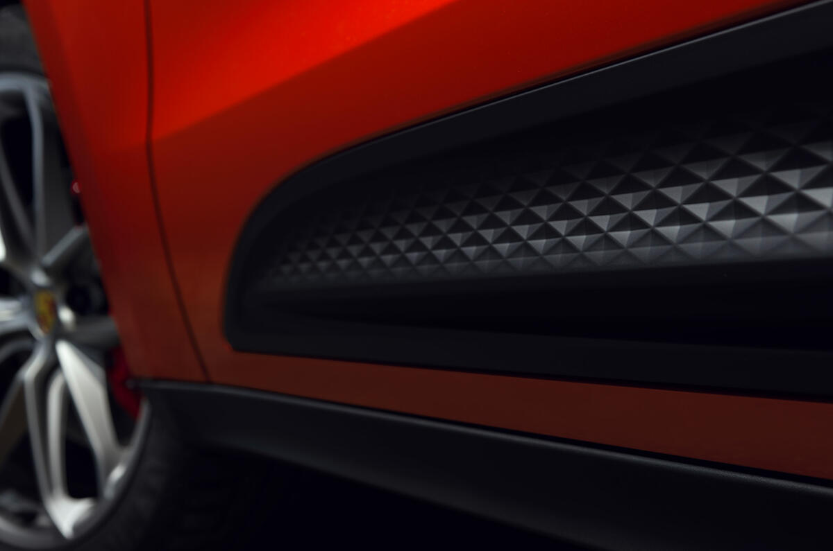 92 Porsche Macan 2021 official images side details