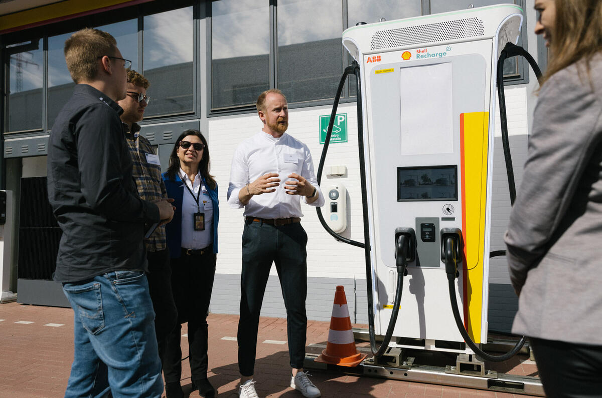 92 Ulrich Aschenbroich Shell s Technology Centre in Hamburg Facility Tour offenblende JKR 0121