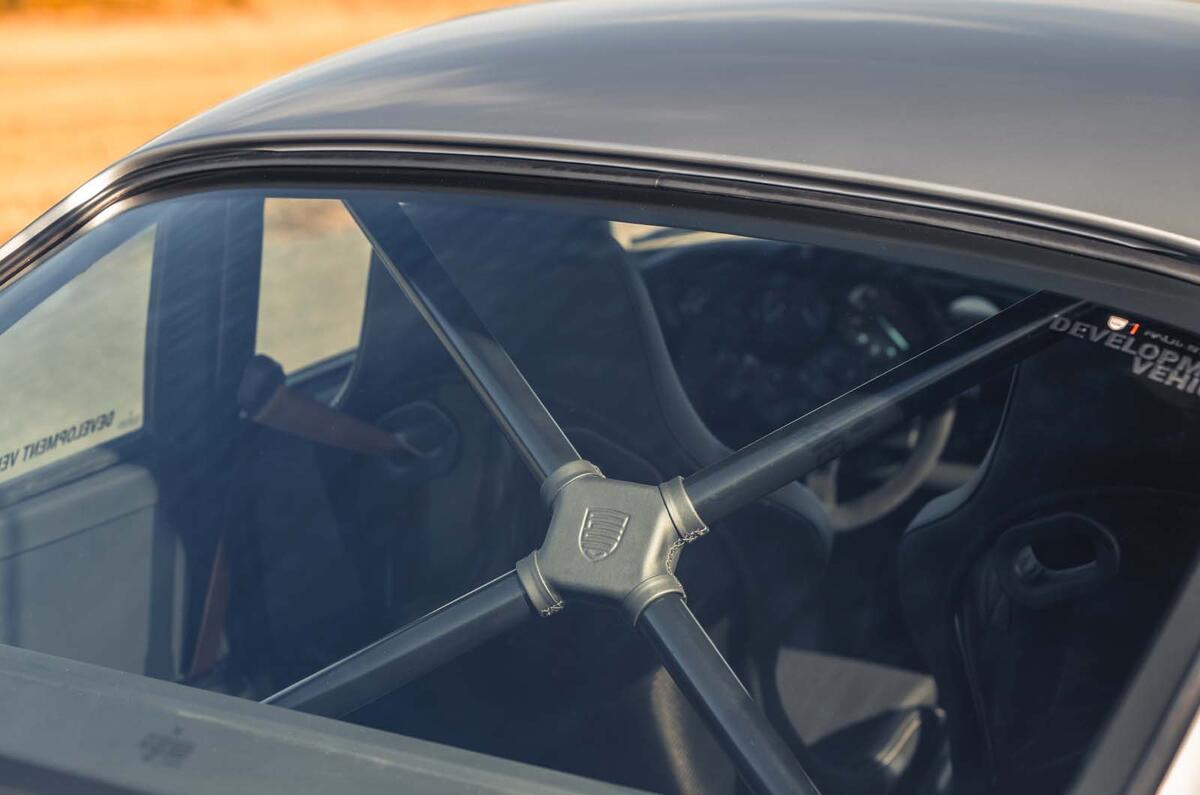 Autoart Porsche 911 993R 2022 rollcage detail