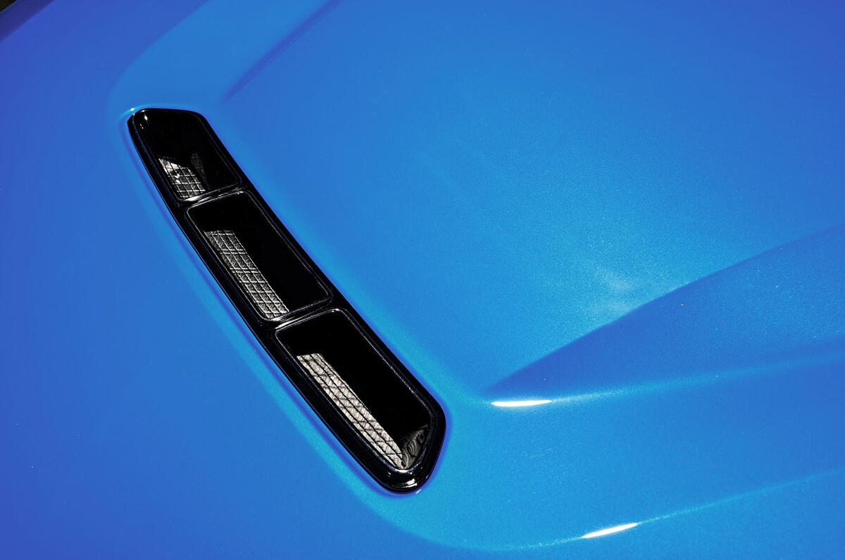 BMW CS 2020 official press images - bonnet vent