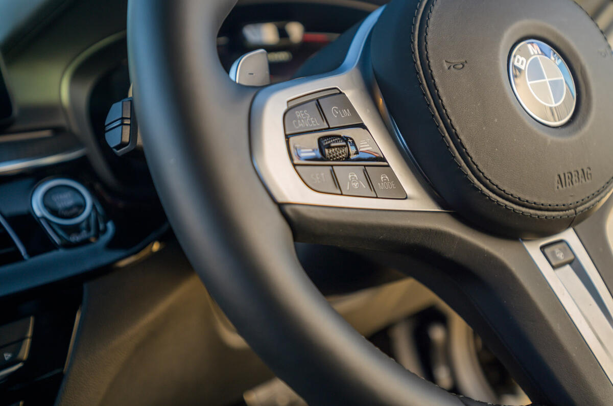 93 bmw m550i vs mercedes amg e53 2021 twin test BMW steering wheel 93 bmw m550i vs mercedes amg e53 2021 twin test BMW steering wheel