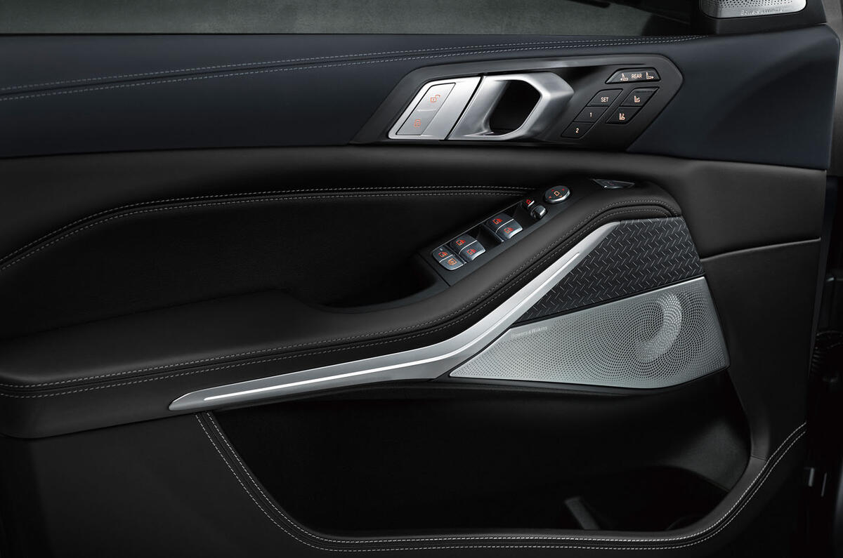 BMW X7 Dark Shadow Edition 2020 official images - door cards BMW X7 Dark Shadow Edition 2020 official images - door cards