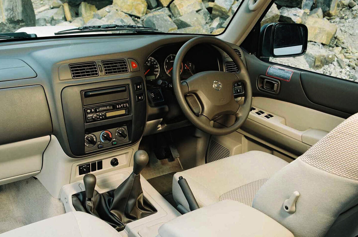 93 used buying guide nissan patrol GR pre facelift interior 93 used buying guide nissan patrol GR pre facelift interior