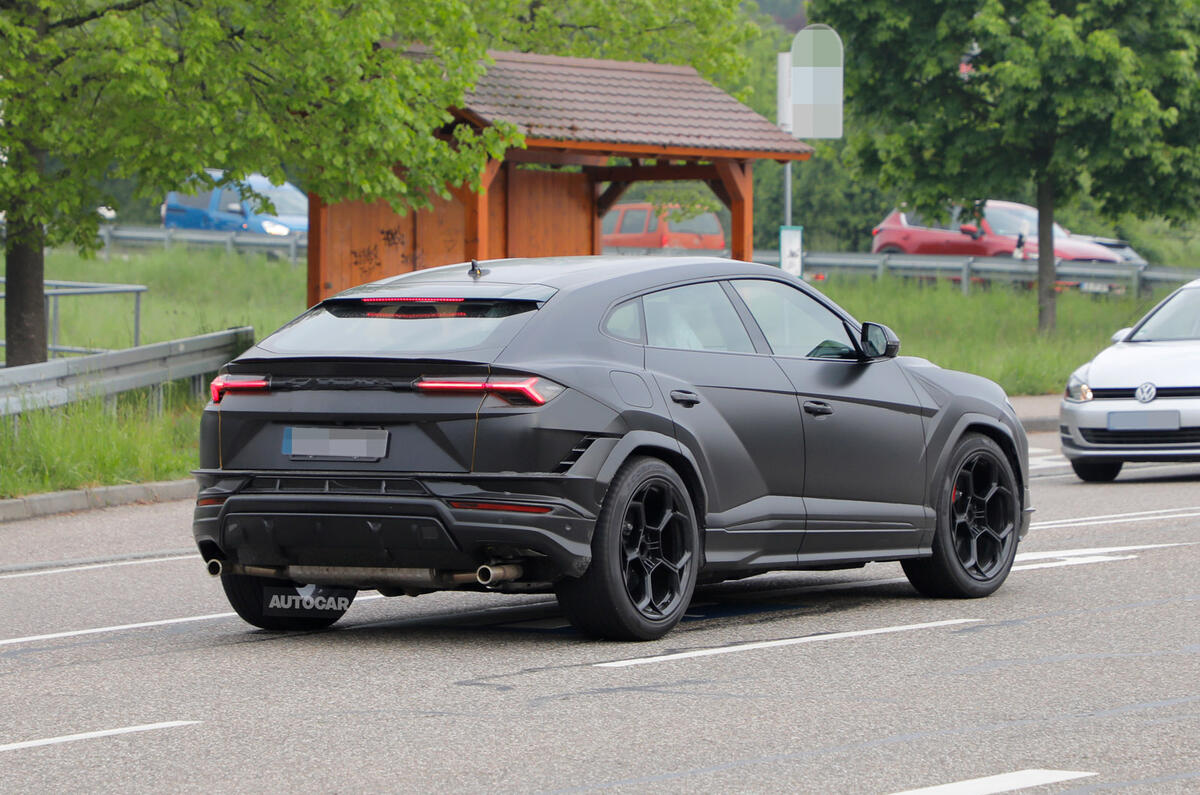 93 Lamborgini Urus rear side profile 93 Lamborgini Urus rear side profile