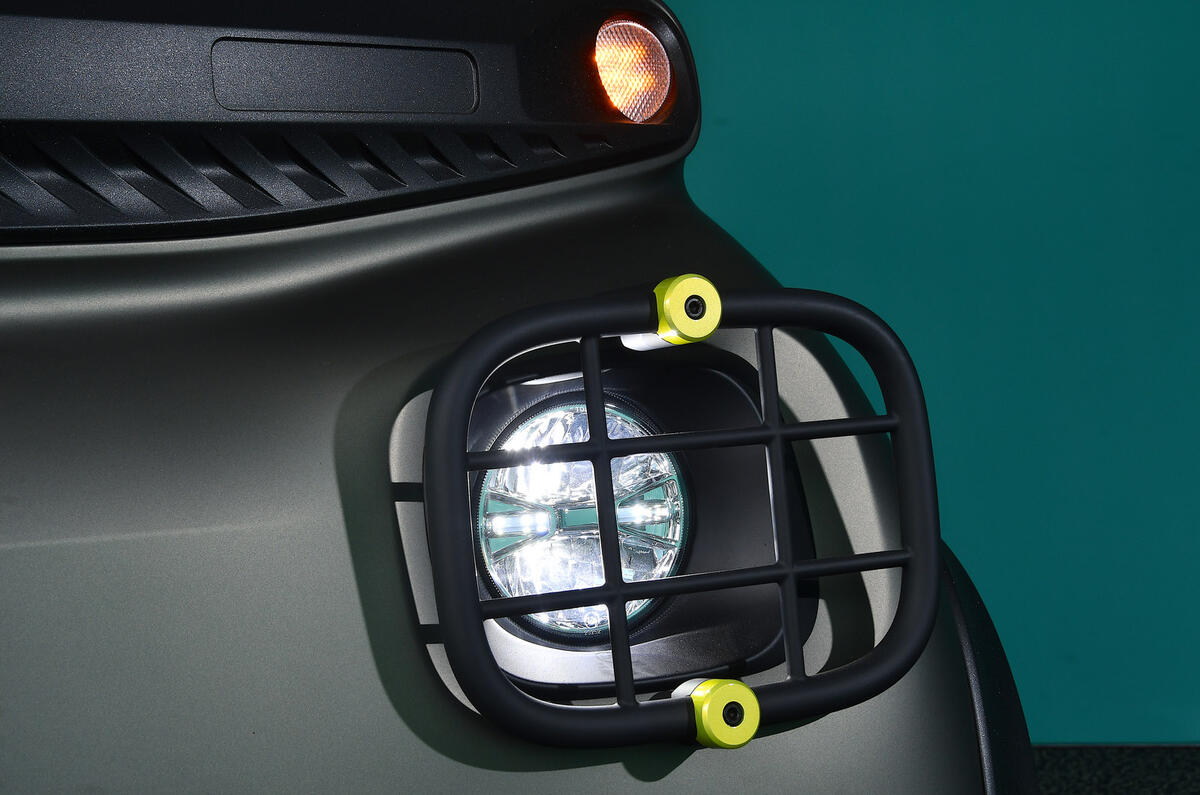 94 Citroen Ami Beach 2022 drive Autocar headlights 94 Citroen Ami Beach 2022 drive Autocar headlights