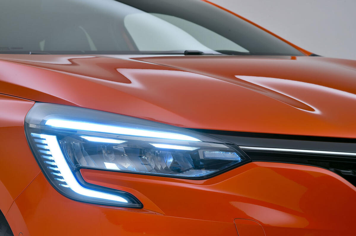 Renault Clio 2019 Autocar studio static - daytime running lights