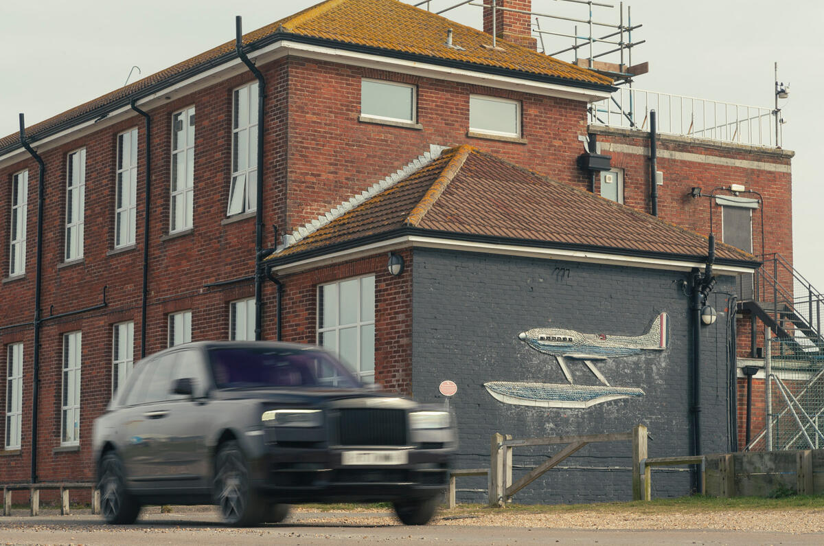 94 rolls royce cullinan black badge panning 94 rolls royce cullinan black badge panning