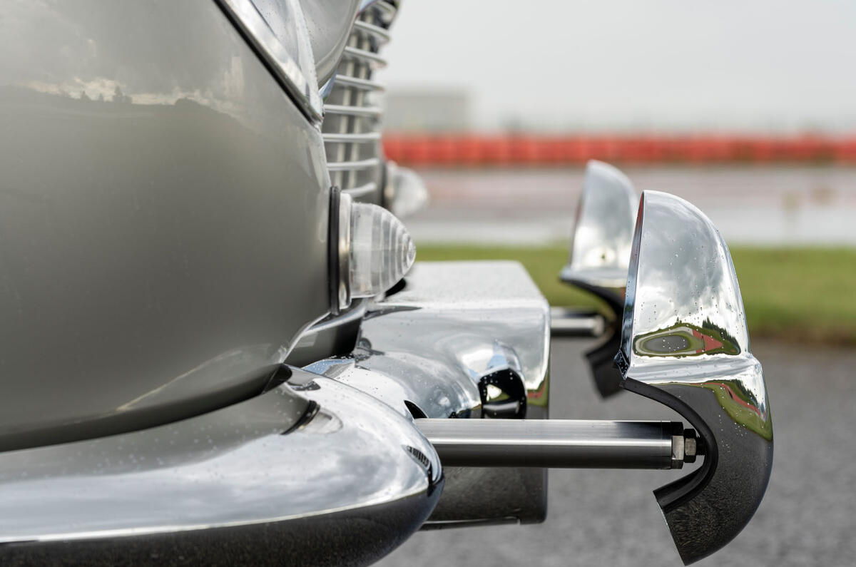 Aston Martin DB5 Goldfinger Continuation machine guns Aston Martin DB5 Goldfinger Continuation machine guns