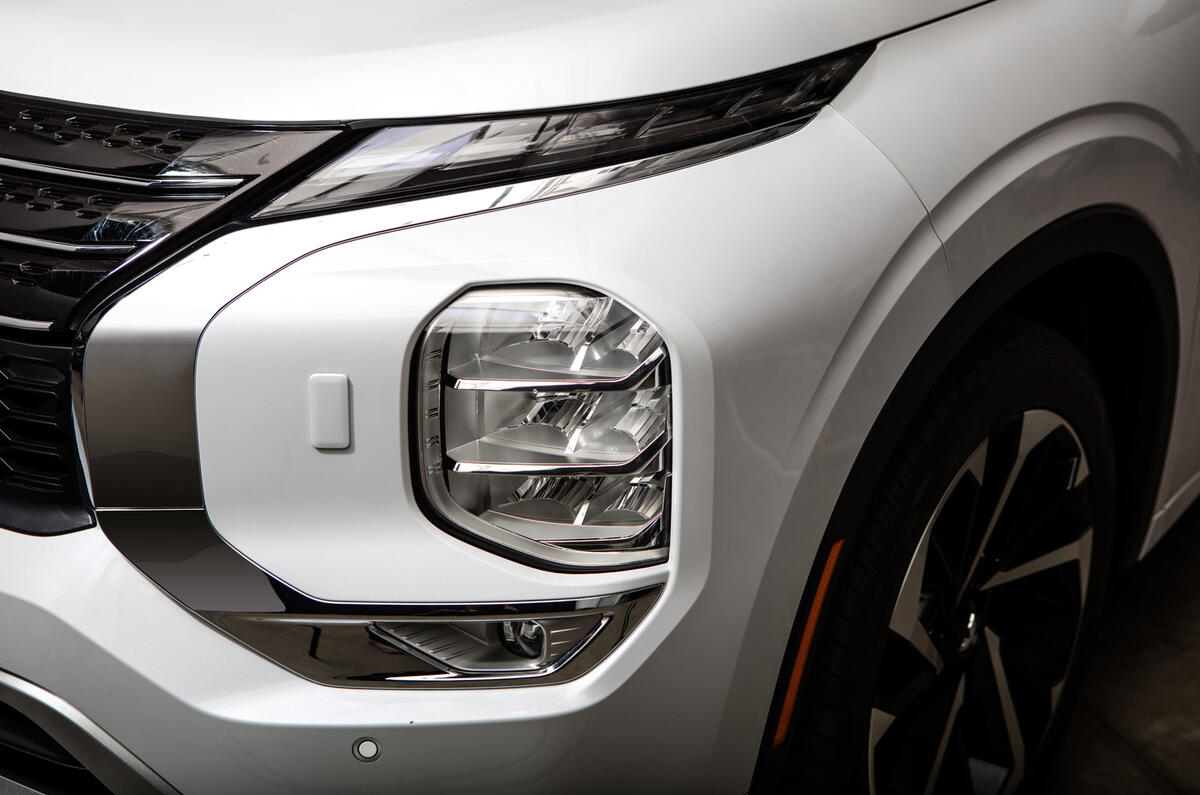 95 Mitsubishi Outlander 2021 official images headlights 95 Mitsubishi Outlander 2021 official images headlights