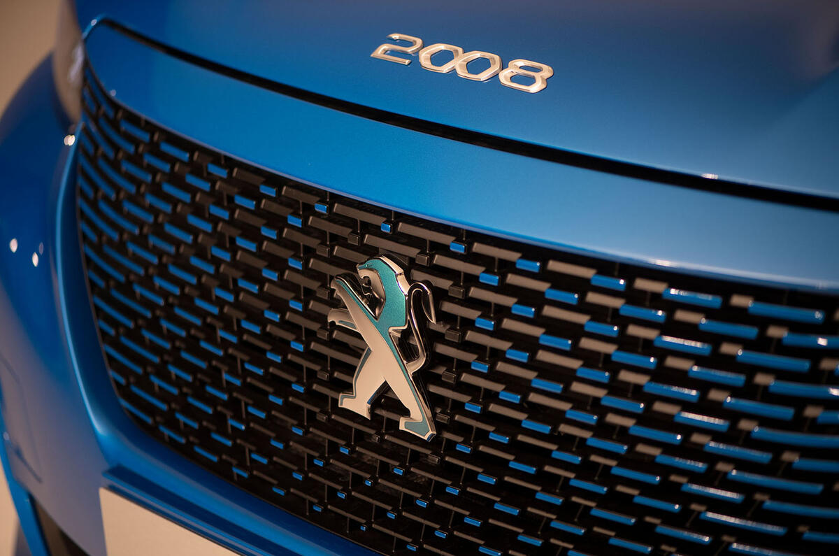Peugeot e-2008 reveal studio - bonnet