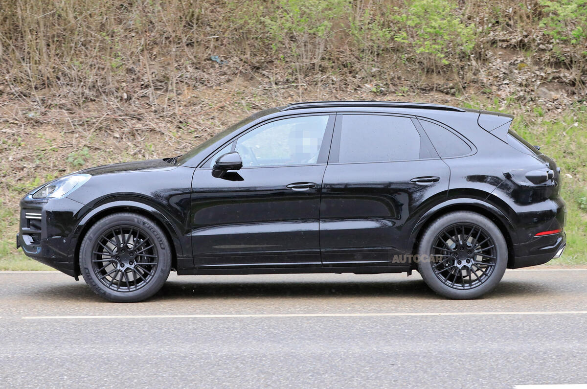 95 Porsche Cayenne 2022 spies side 95 Porsche Cayenne 2022 spies side