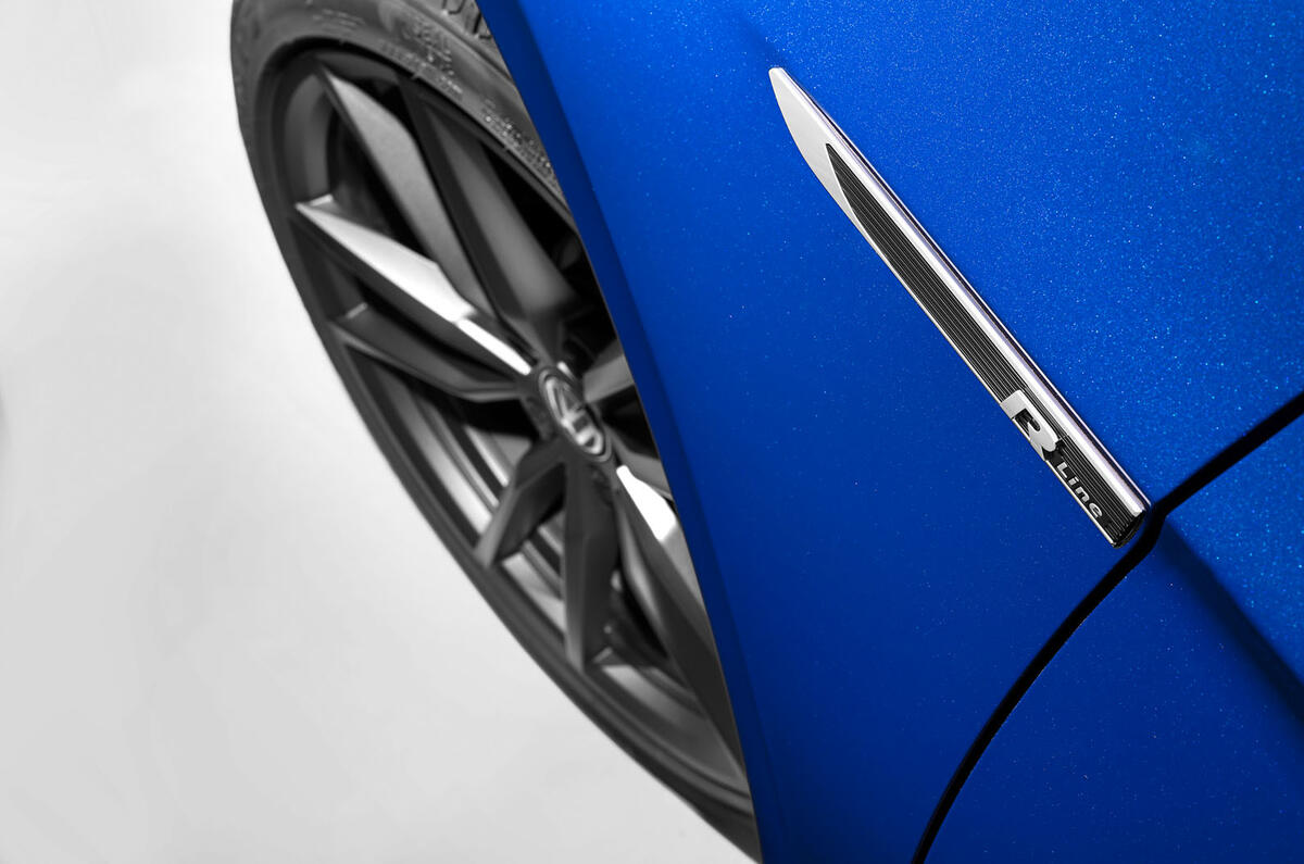 Volkswagen Passat 2019 press - quarter badge