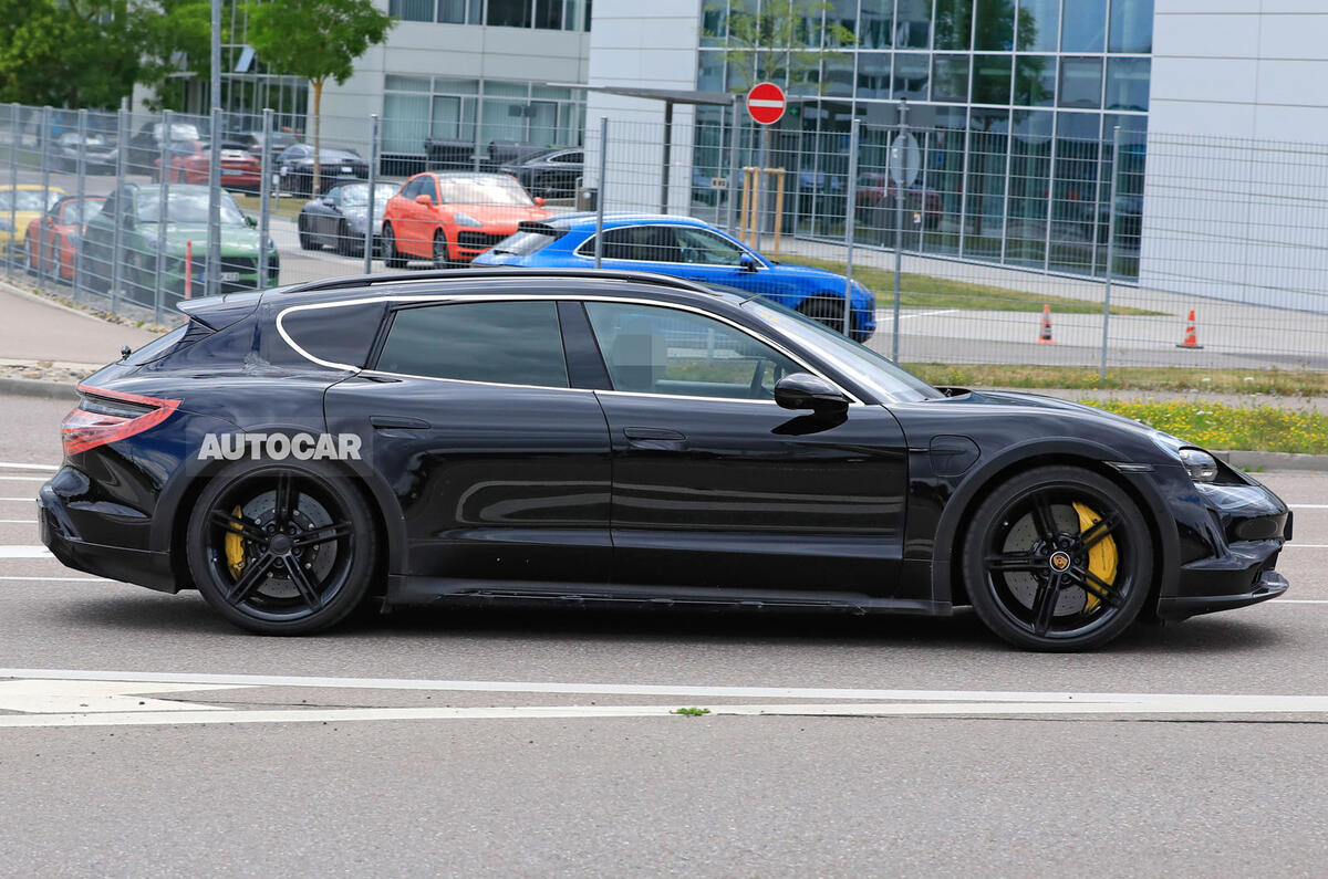 Porsche Taycan Cross turismo spy images - side Porsche Taycan Cross turismo spy images - side