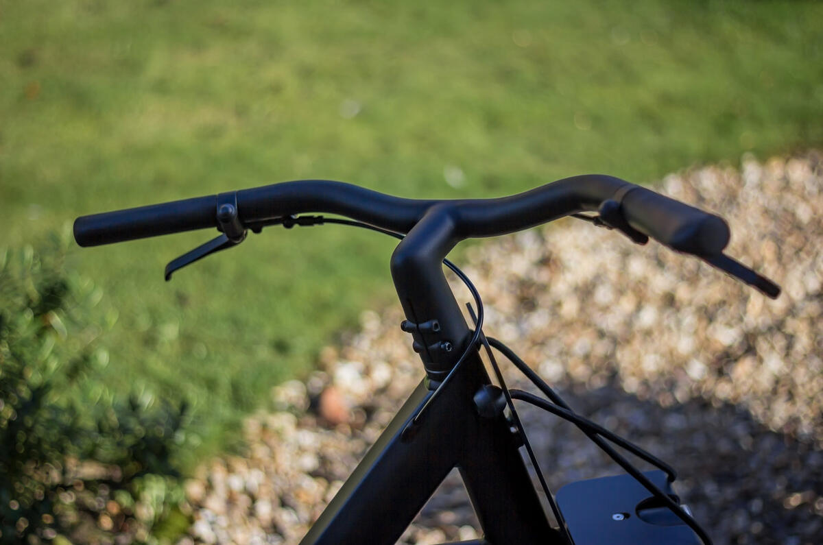 96 Vanmoof X3 MoveElectric ebike review handlebars