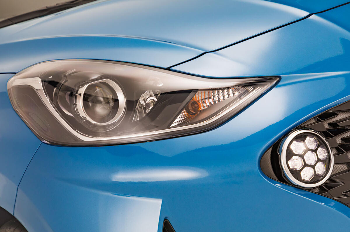Hyundai i10 2019 reveal - studio headlights