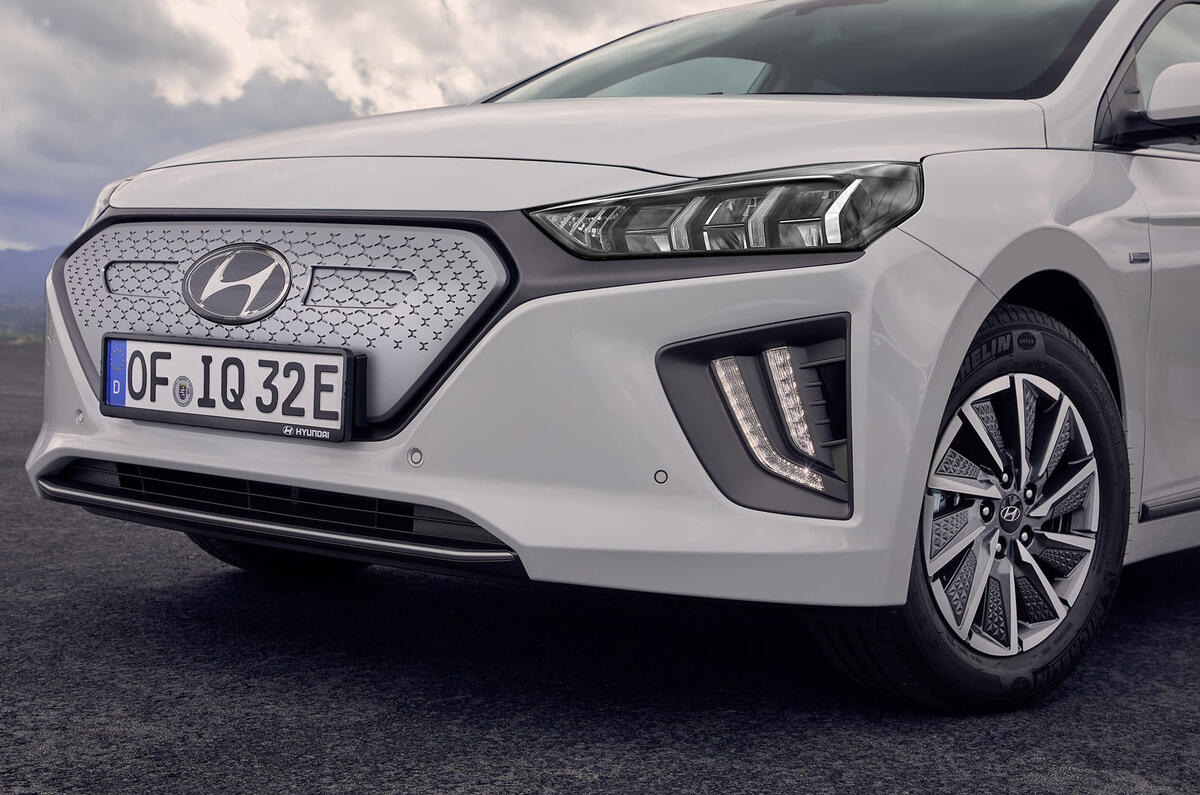 Hyundai Ioniq 2019 facelift official press - front end