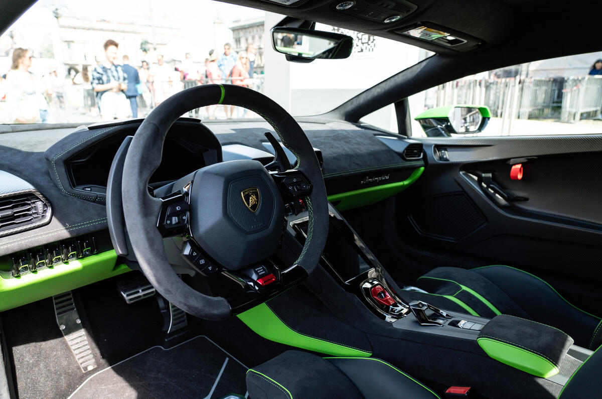 97 lamborghini huracan tecnica interior