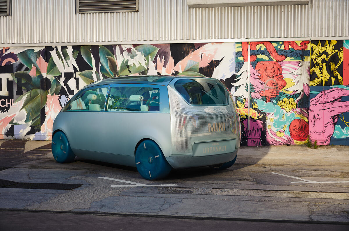97 Mini Urbanaut 2021 concept proto rear 97 Mini Urbanaut 2021 concept proto rear