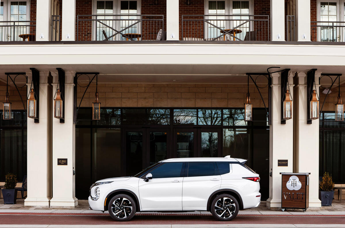 97 Mitsubishi Outlander 2021 official images static side 97 Mitsubishi Outlander 2021 official images static side