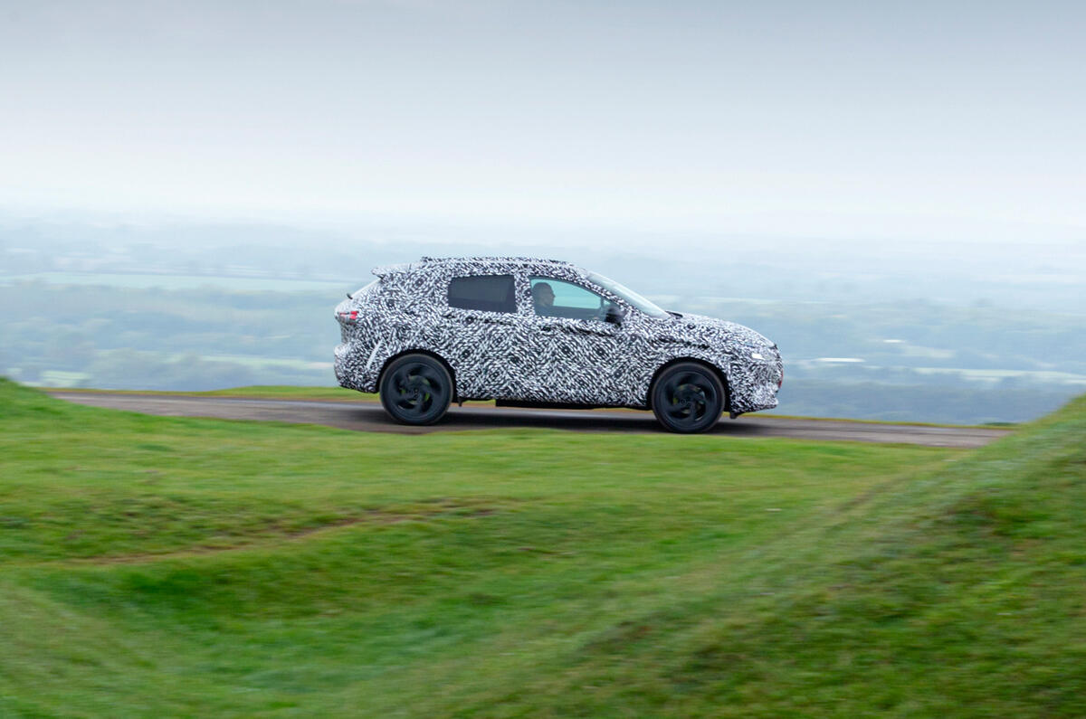 Nissan Qashqai official prototype images - tracking side