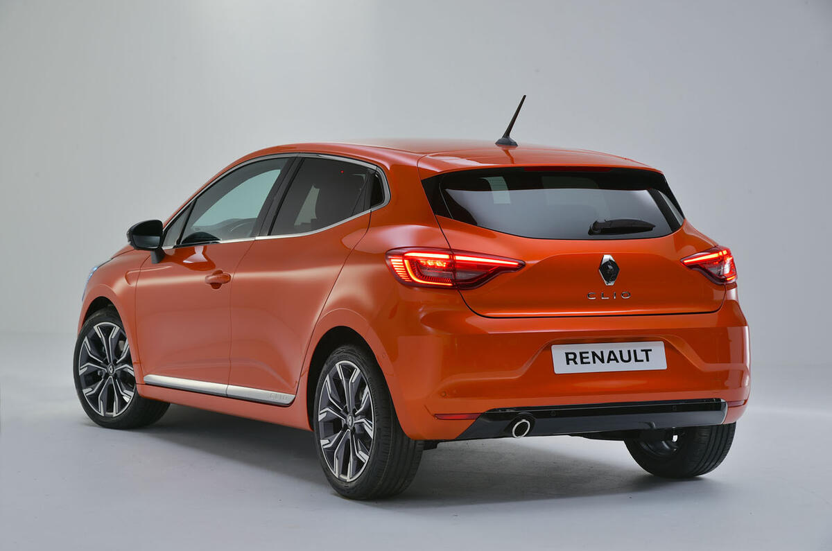Renault Clio 2019 Autocar studio static - hero rear