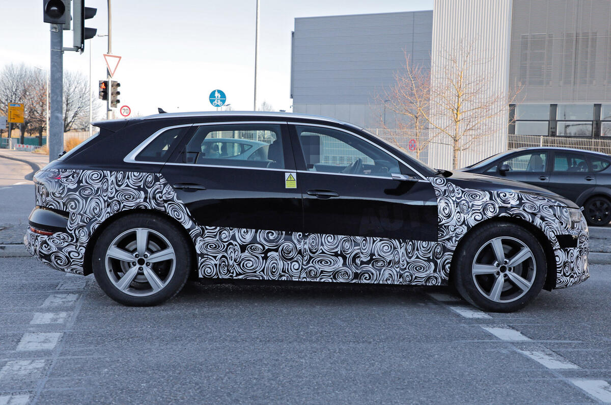 98 Audi E tron 2022 facelift spies side 98 Audi E tron 2022 facelift spies side