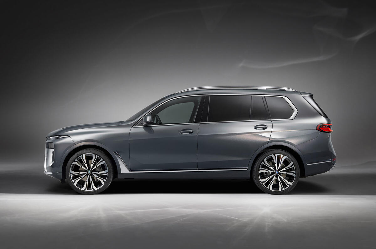 98 BMW X7 2022 facelift official images studio side 98 BMW X7 2022 facelift official images studio side