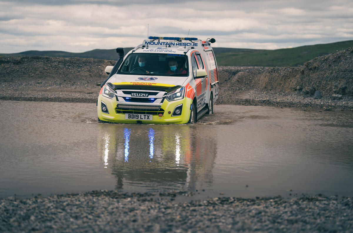 98 isuzu dmax central beacons mountain rescue front