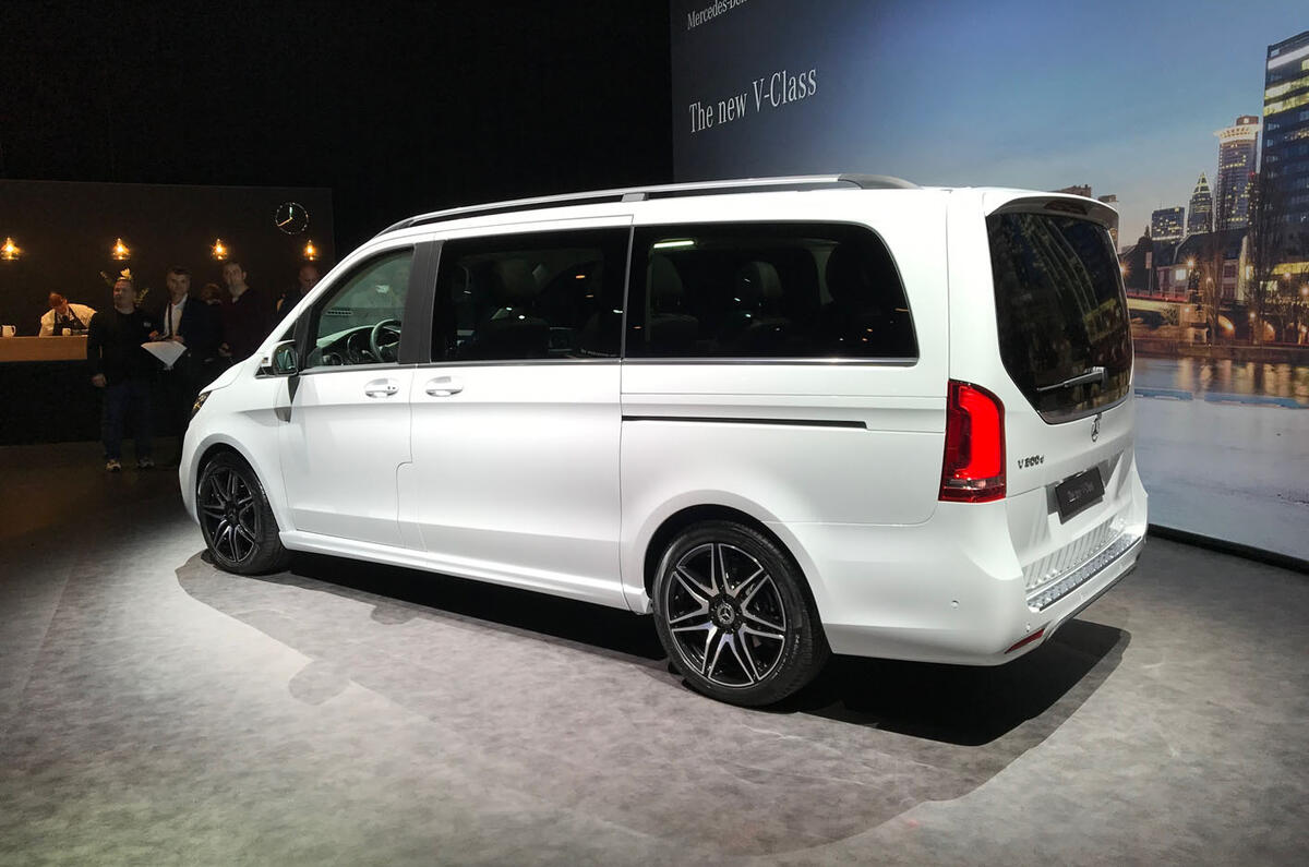 Mercedes-Benz V-Class 2019 reveal - side (white)
