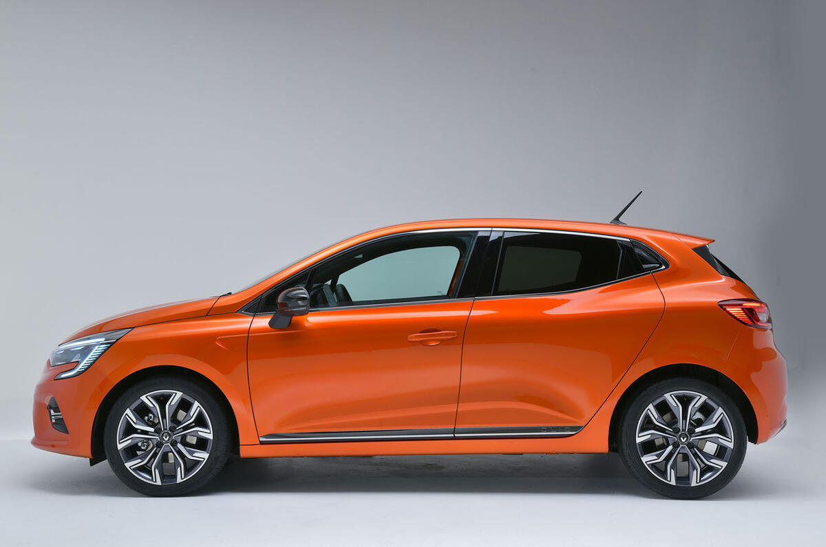Renault Clio 2019 Autocar studio static - hero side