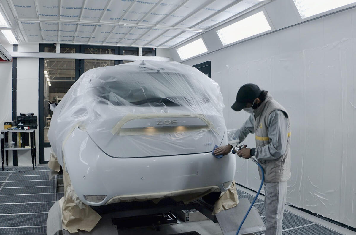 98 Renault Zoe spray booth 98 Renault Zoe spray booth
