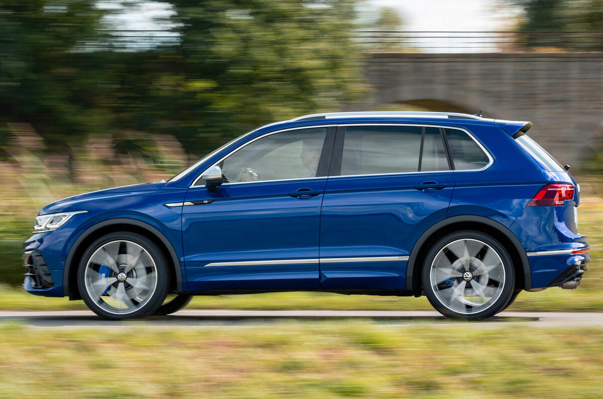 98 Volkswagen Tiguan R 2021 official images panning