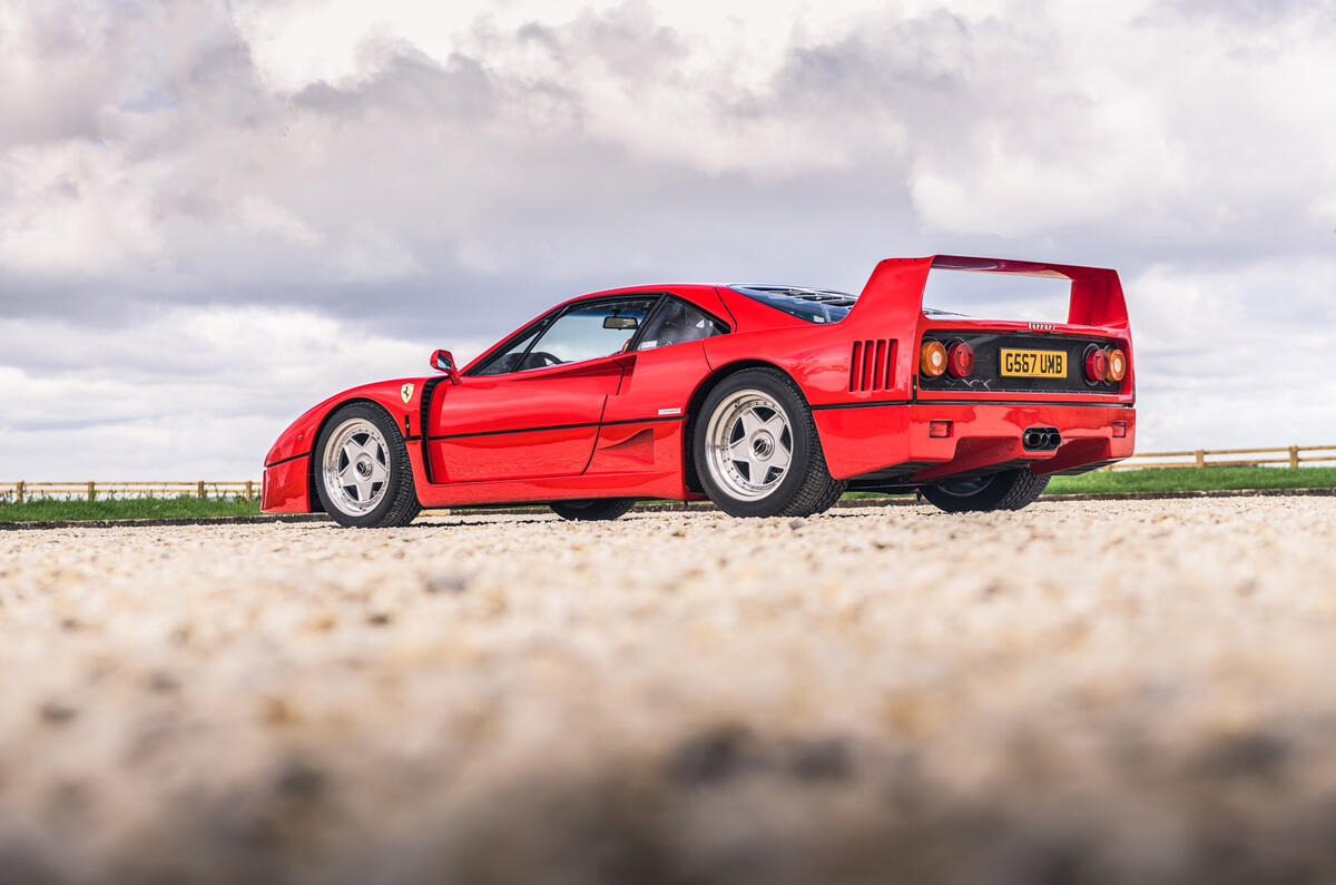 Ferrari F40 - stationary side Ferrari F40 - stationary side