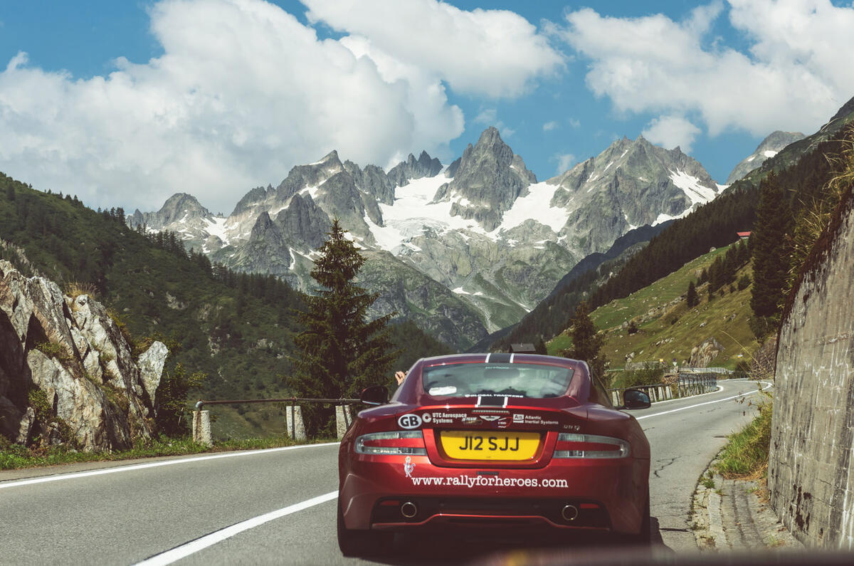 Aston Martin Vantage - tracking rear