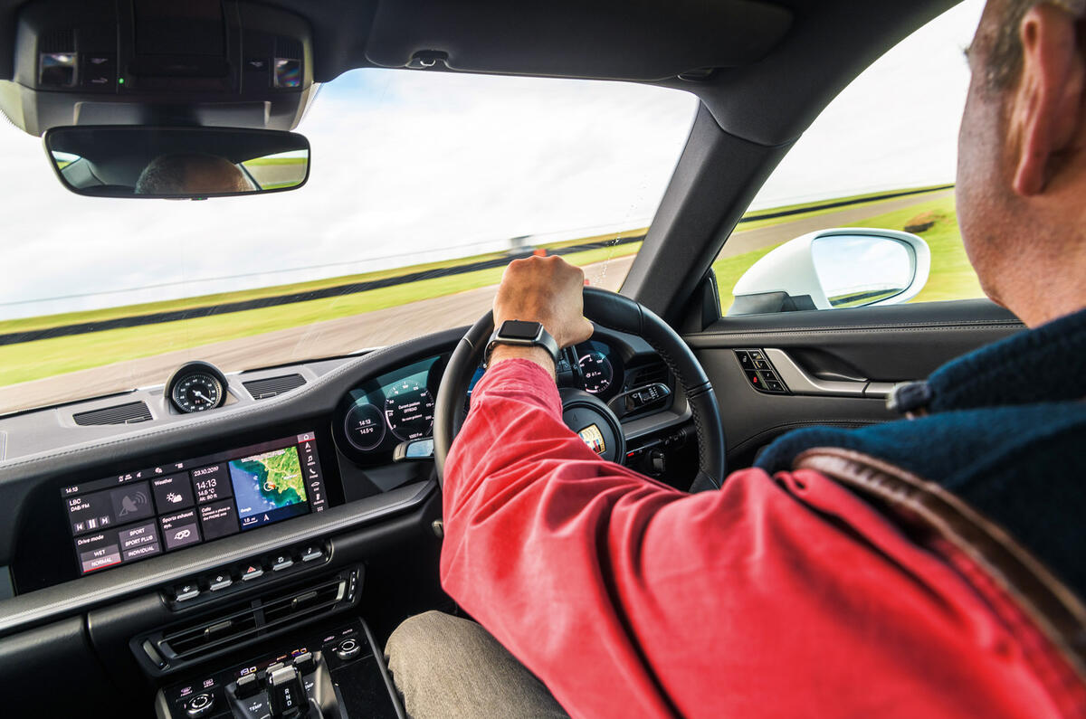 Porsche 911 2019 - interior