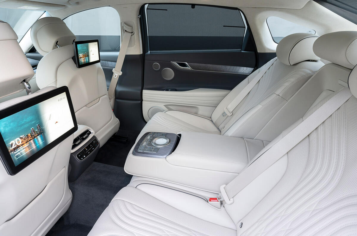 9 530 Genesis G80 LHD Interior