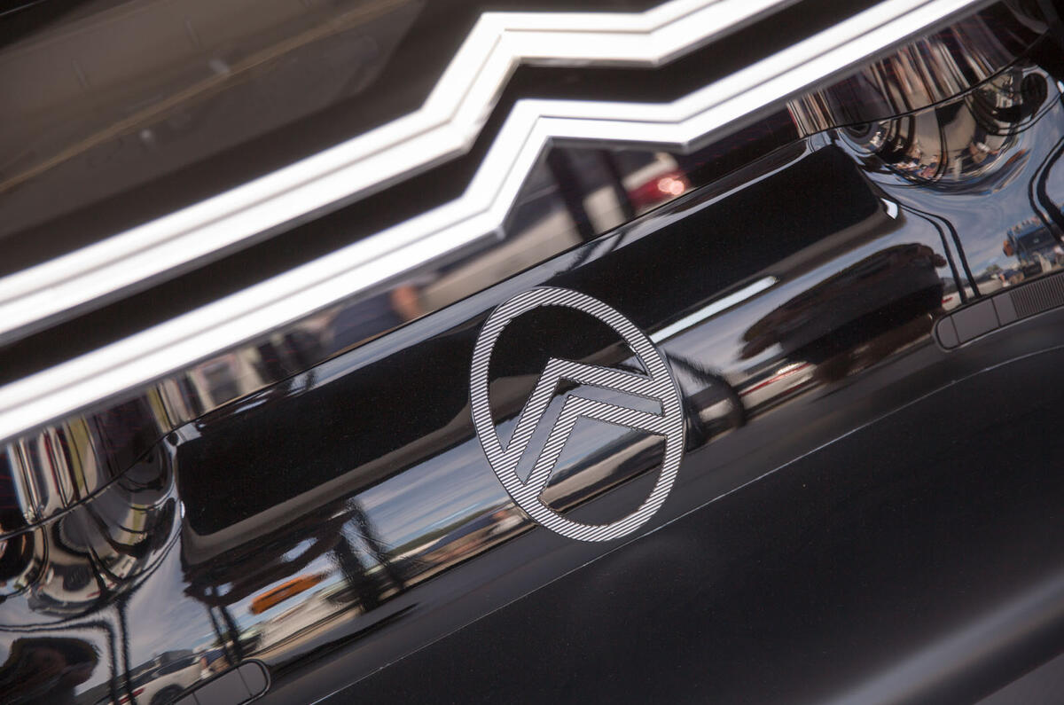 Citroen 19_19 concept at Goodwood 2019 - front LED bar