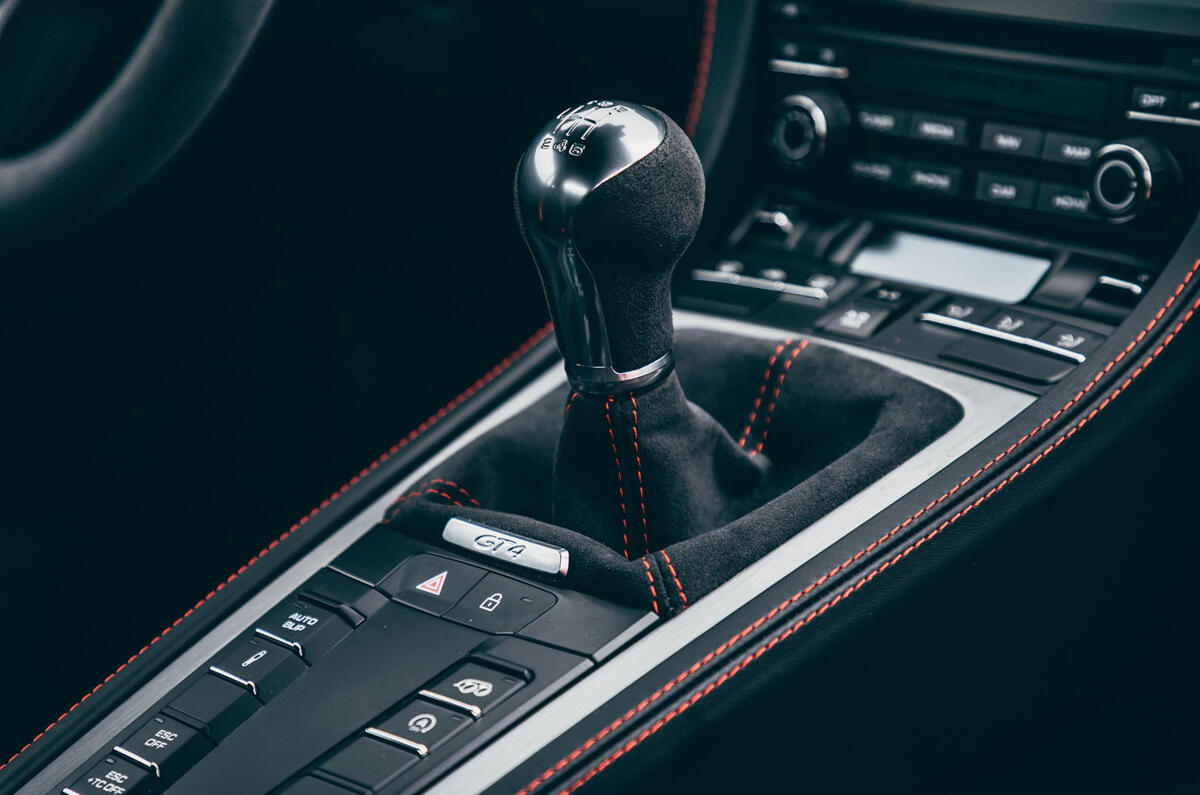 Porsche 718 Cayman GT4 static - gearstick