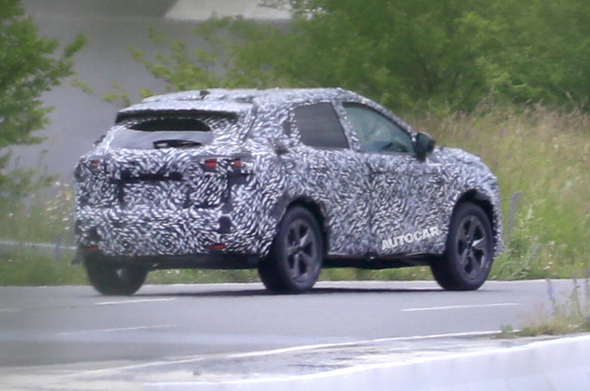 Nissan Qashqai spyshot rear side Nissan Qashqai spyshot rear side