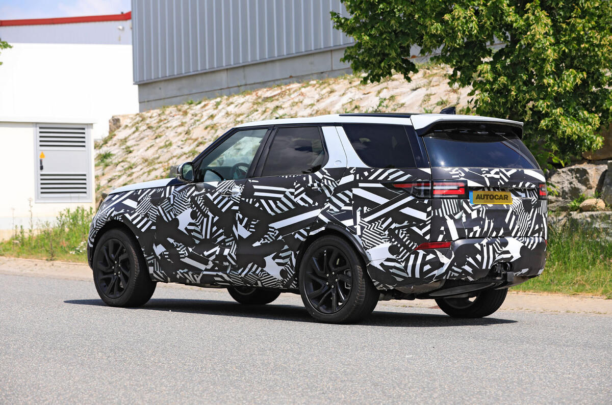2021 Land Rover Discovery facelift prototype - rear