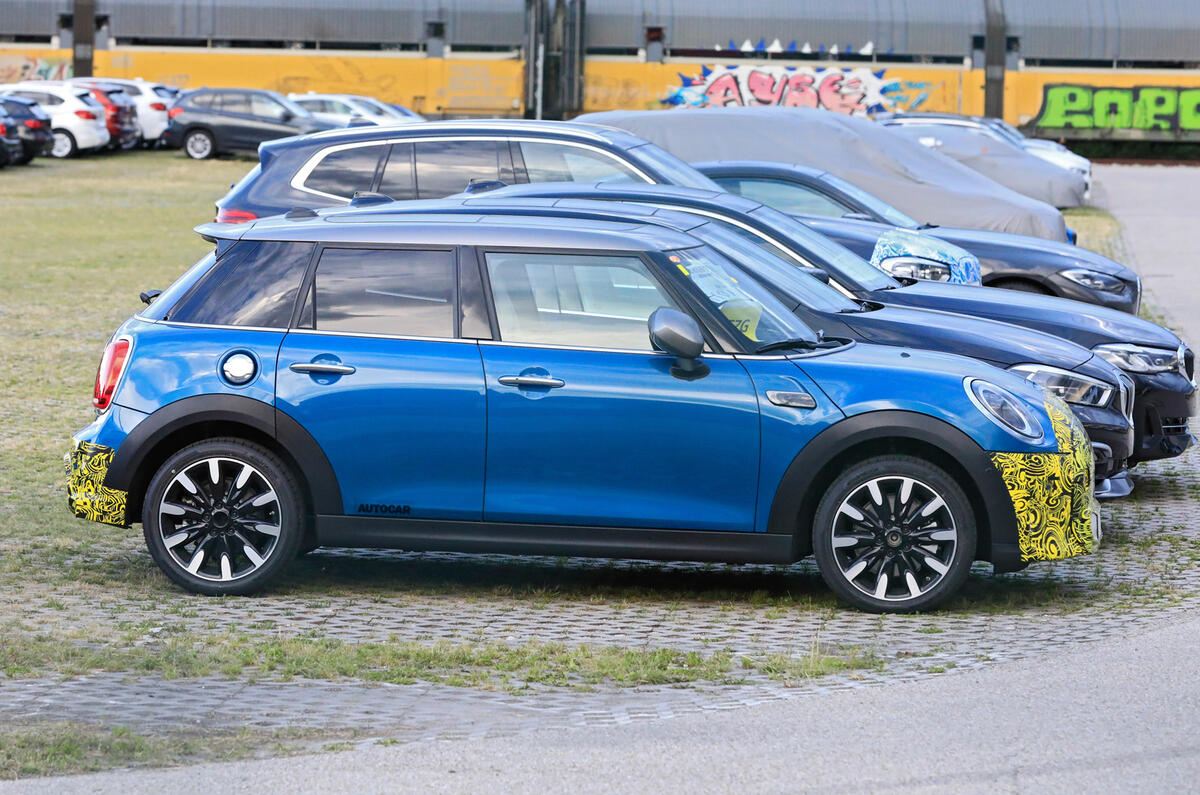 2021 Mini Cooper S facelift prototype - side 2021 Mini Cooper S facelift prototype - side