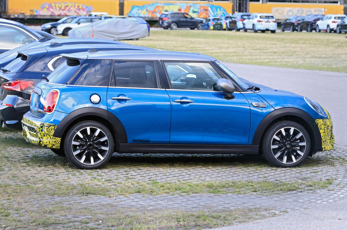 2021 Mini Cooper S facelift prototype - side 2021 Mini Cooper S facelift prototype - side