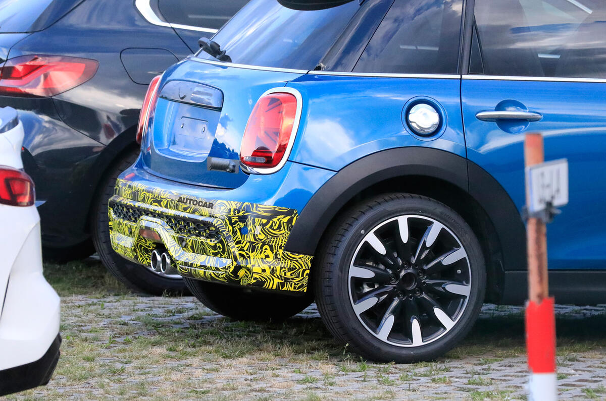 2021 Mini Cooper S facelift prototype - rear 2021 Mini Cooper S facelift prototype - rear