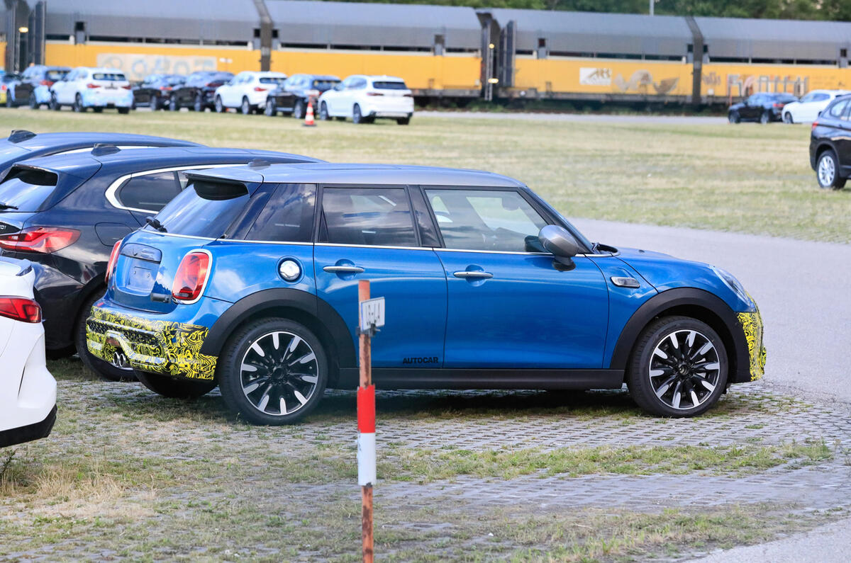 2021 Mini Cooper S facelift prototype - rear 2021 Mini Cooper S facelift prototype - rear