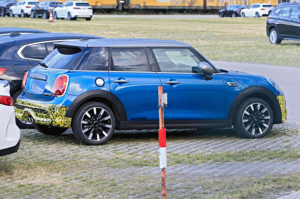 2021 Mini Cooper S facelift prototype - rear 2021 Mini Cooper S facelift prototype - rear
