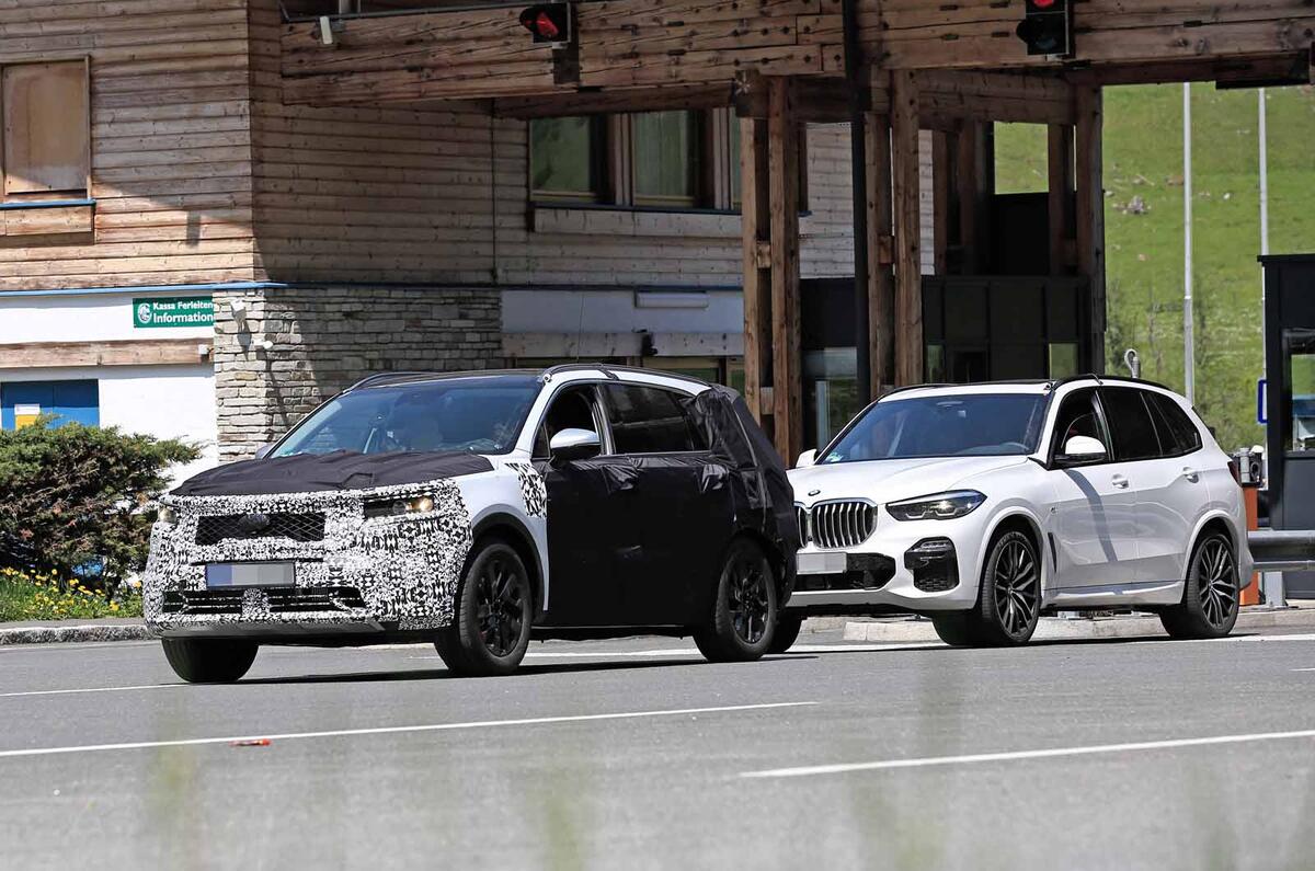 New Kia Sorento spyshot front